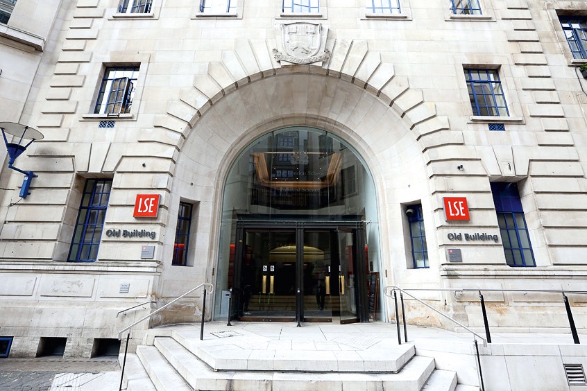 Главный вход в LSE. Кстати у университета неплохие соседи штабквартира BBC.