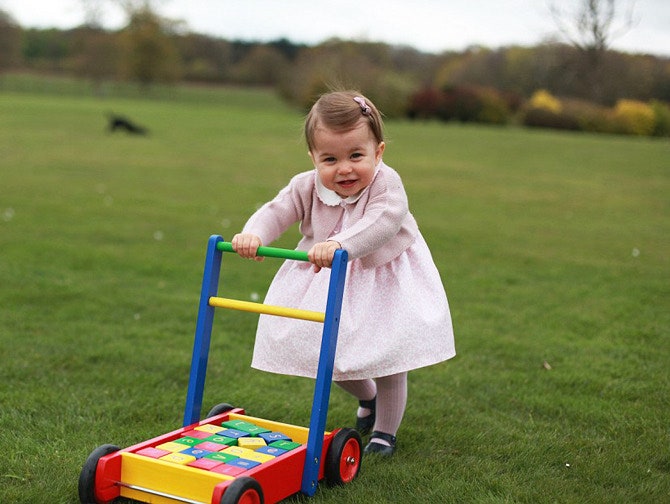 Фото Шарлотты Кембриджской дочери принца Уильяма и Кейт Миддлтон исполнился год | Tatler
