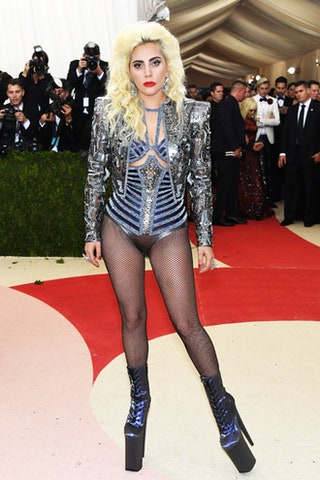 Леди Гага в Versace.