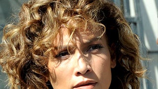 Фото Дженнифер Лопес на съемках сериала «Оттенки синего» в роли женщиныполицейского | Tatler