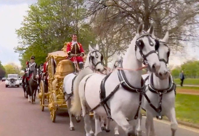 Молодожены катаются по Лондону в золотой карете