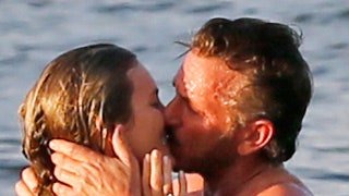 У Шона Пенна роман с Лейлой Джордж фото целующейся пары на Гавайях | Tatler