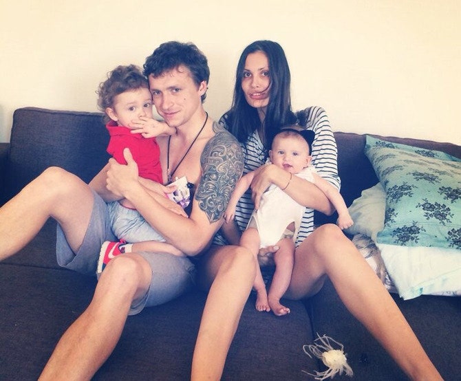 Павел Мамаев с женой Аланой и детьми