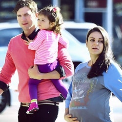 Беременная Мила Кунис с семьей на прогулке по Лос-Анджелесу