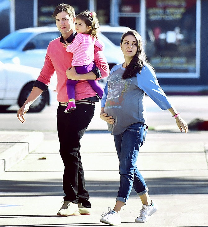 Фото беременной Милы Кунис с мужем и дочерью на прогулке по ЛосАнджелесу | Tatler