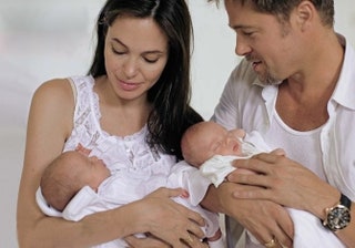 Июль 2008 Анджелина Джоли иnbspБрэд Питт иnbspих новорожденные близнецы Нокс иnbspВивьен.