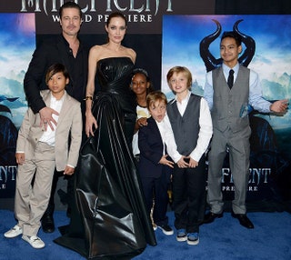 Май 2014 Брэд Питт иnbspАнджелина Джоли вывели детей вnbspсветnbsp— звездное семейство полным составом появилось...
