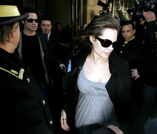 Январь 2006 Брэд Питт иnbspбеременная первенцем Анджелина Джоли покидают отель вnbspЛондоне.