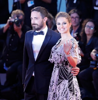 Режиссер Пабло Ларраин и Натали Портман на премьере драмы «Джеки» в Венеции.