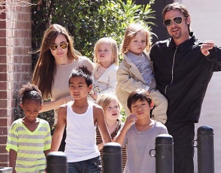 Брэд Питт и Анджелина Джоли с детьми.