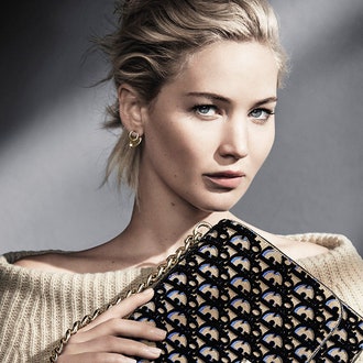 Держит за ручку: Дженнифер Лоуренс в рекламе сумок Dior