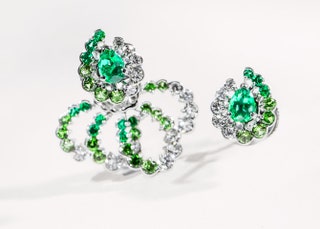 Серьги и кольцо Milieu du Siecle  из коллекции Archi Dior .