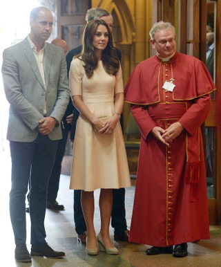 Принц Уильям герцогиня Кэтрин и священник Роджер Буш.