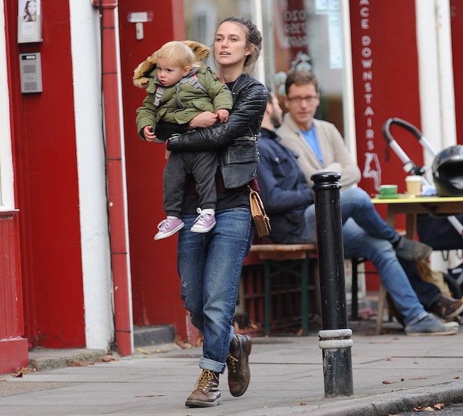 Фото Киры Найтли с дочерью на прогулке по Лондону | Tatler