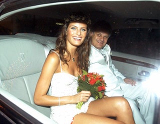 Изабели Фонтана в платье Deborah Rosenblit в день свадьбы с актером Генри Кастелли .