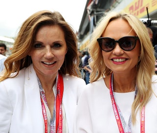 Джери Холлиуэлл и ее коллега по Spice Girls Эмма Бантон .