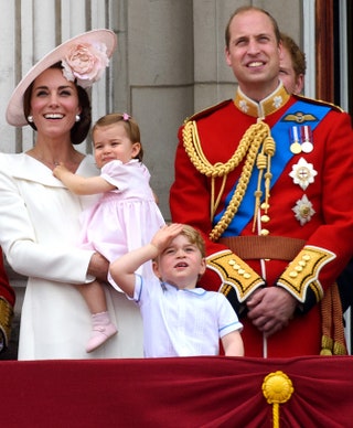 Герцогиня Кэтрин и принц Уильям с детьми — принцессой Шарлоттой и принцем Джорджем.