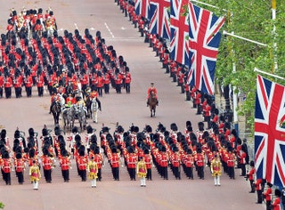 В параде приняли участие почти полторы тысячи гвардейцев двести лошадей и четыреста музыкантов.