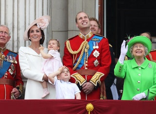 Герцогиня Кэтрин принцесса Шарлотта принц Джордж принц Уильям принц Чарльз и королева Елизавета II.