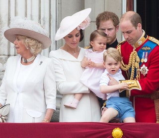 Герцогиня Корнуольская Камилла герцогиня Кэтрин принцесса Шарлотта принц Джордж принц Гарри и принц Уильям.