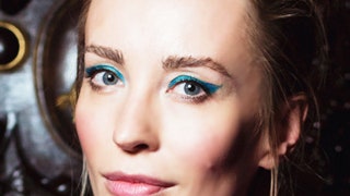 Макияж глаз в синих оттенках бьютитренд лета 2016 на фото знаменитостей | Tatler