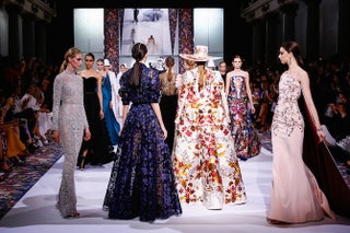 Заключительный выход моделей на показе RalphRusso Haute Couture.