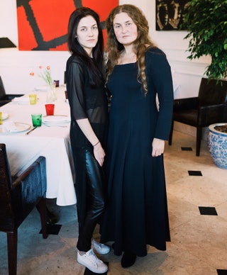 Мария Мессерер с мамой Мариной на завтраке дебютанток Бала Tatler в ресторане Bolshoi .