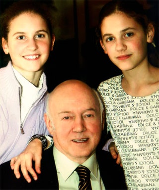 Мария Мессерер с сестрой Анной и дедушкой Борисом .
