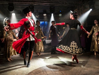 Выступление артистов Театра танца Государственной филармонии КарачаевоЧеркесской республики откуда родом Мадина и Мариана.
