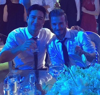 Марио Лопес и Дэвид Бекхэм на свадебном банкете.