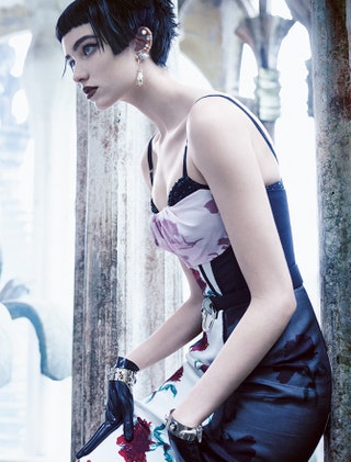 В платье Oscar de la Renta перчатках Dawnamatrix браслетах Alexander McQueen.