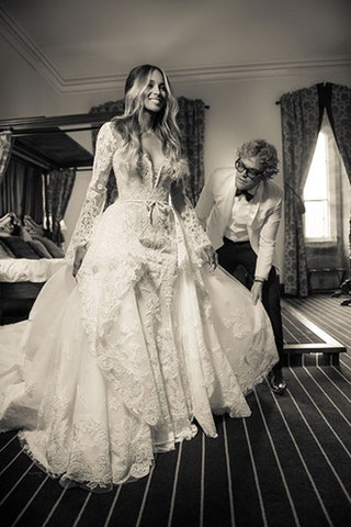 Сиара и автор свадебного наряда Roberto Cavalli Couture Питер Дундас.