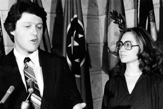 С мужем Биллом Клинтоном на одном из его первых политических выступлений .
