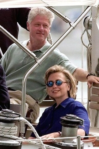 С мужем Биллом Клинтоном на каникулах на лодке телеведущего Уолтера Кронкайта  .