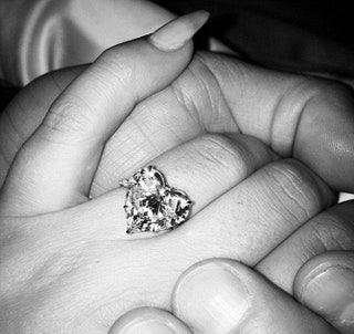 Помолвочное кольцо Леди Гаги с камнем в форме сердца.