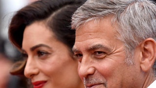 Фото Амаль и Джорджа Клуни на премьере фильма «Финансовый монстр» в Каннах | Tatler