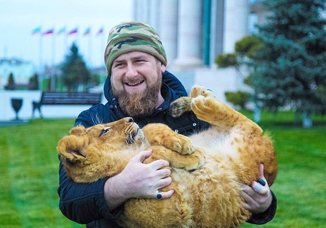 Фото Рамзана Кадырова с животными в домашней обстановке и не только | Tatler