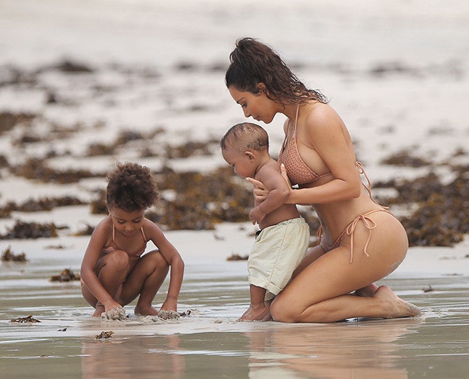 Фото Ким Кардашьян с детьми на пляже в Мексике звезда в бикини | Tatler