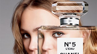 Фото ЛилиРоуз Депп из рекламы аромата Chanel №5 L' Eau | Tatler