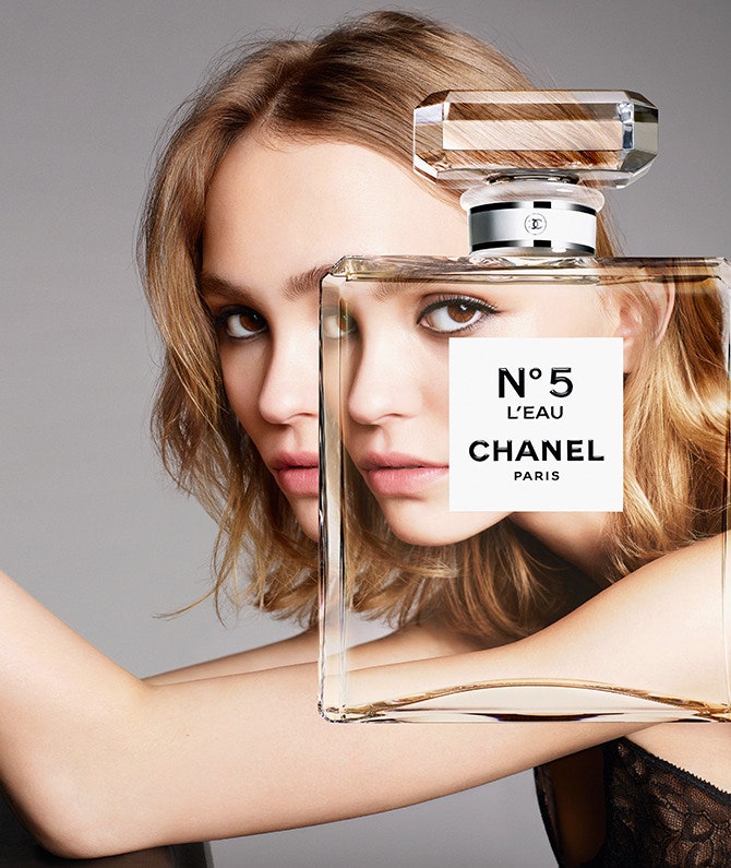 Фото ЛилиРоуз Депп из рекламы аромата Chanel №5 L' Eau | Tatler