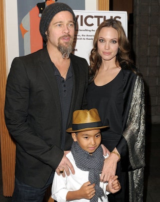Брэд Питт Анджелина Джоли и Мэддокс на премьере в ЛосАнджелесе .