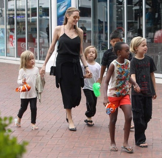 Анджелина Джоли на прогулке с детьми .
