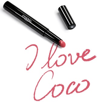 Помадаблеск Rouge Coco Stylo от Chanel — для женщин которые не хотят выбирать между цветом и уходом за губами.