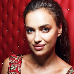 Звезда вечера: Ирина Шейк на Vogue Fashion Night Out-2016