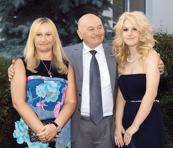 Ольга Лужкова с родителями на выпускном в школе имени Колмогорова
