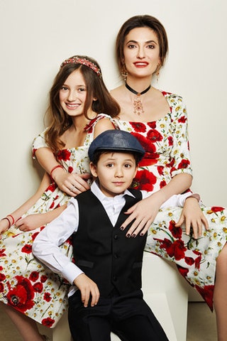 Снежана Георгиева с дочерью Соней и сыном Гошей .
