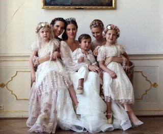 Баронесса Клеопатра  и подружки невесты принцесса Изабелла Гаэтани фон Лобкович графиня Беатрис Борромео Казираги и...