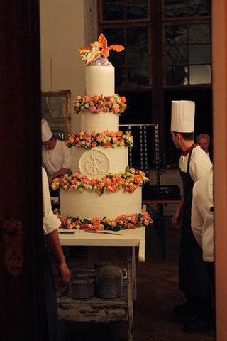 Свадебный торт с инициалами пары.