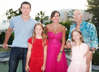 Ирина Чайковская и Валерий Михайлец с сыном Олегом и дочерьми Эллой и Илоной.