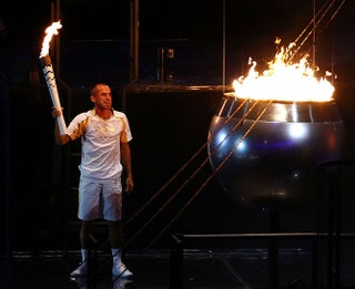Олимпийский огонь в Рио зажег марафонец Вандерлей Кордейру.